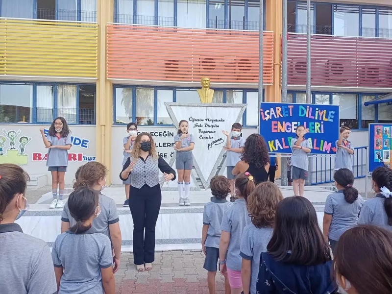 İŞARET DİLİ ENGELLERİ KALDIRIR. 